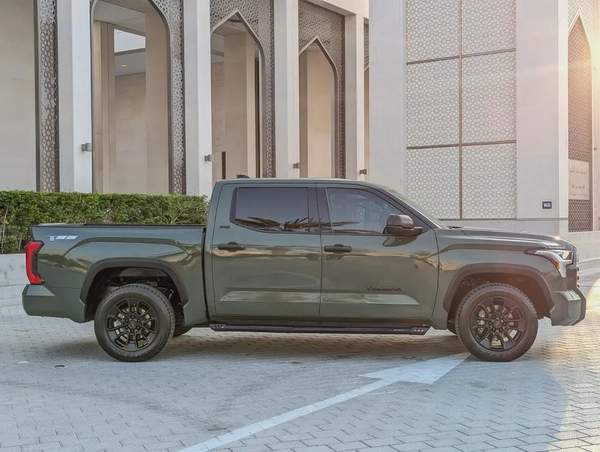TOYOTA TUNDRA 2023 CREWMAX SR5 IN EXCELLENT CONDITION