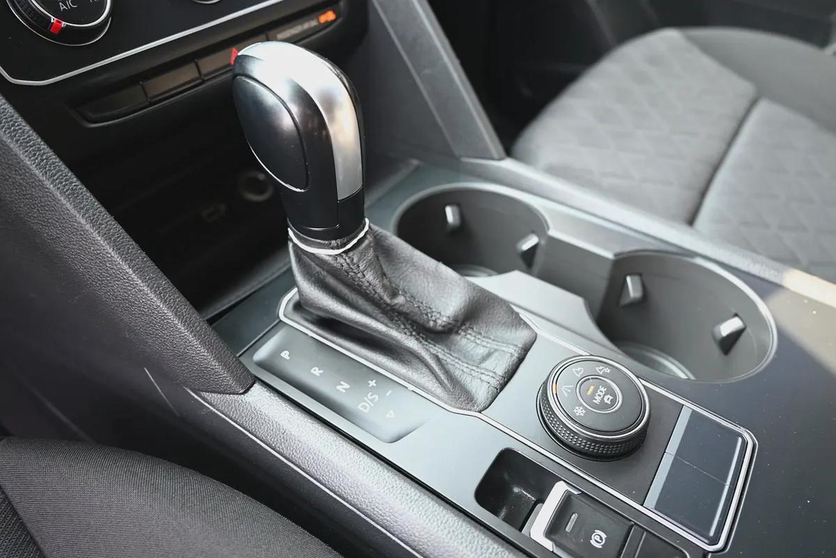 0% DP - GCC SPECS - VOLKSWAGEN TERAMONT 3.6L 4WD - FIRST OWNER-12-12