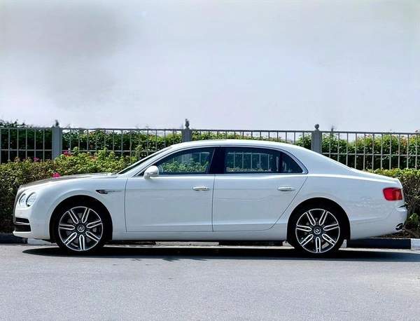 BENTLEY CONTINENTAL FLYING SPUR W12 ELEMENT EDITION | GCC SPECS | FULL-SERVICE HISTORY BY AGENCY