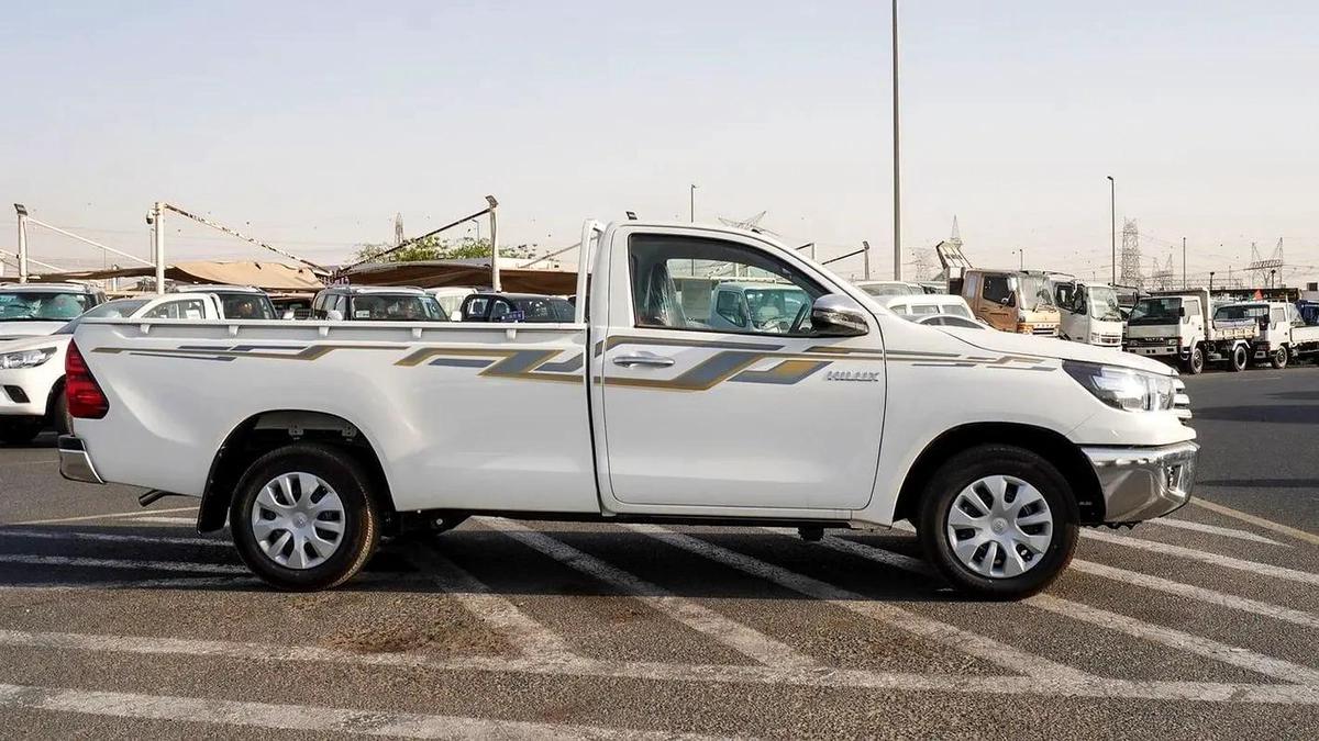 TOYOTA HILUX 4x2 - 2.7L PETROL MODEL 2025 - تويوتا هايلوكس 5 شنكل موديل 2025-5-5