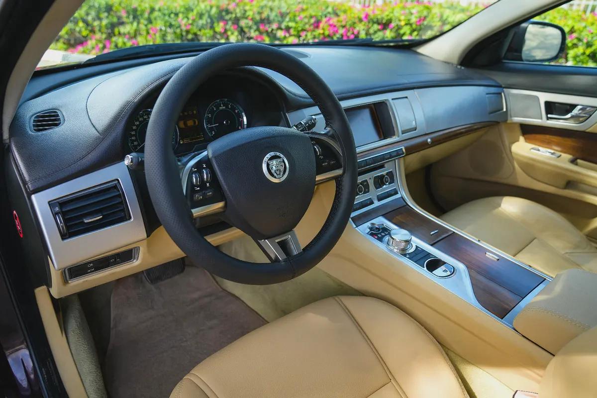 JAGUAR XF LUXURY 2013!! GCC SPECS!! FULL SERVICE HISTORY FROM AL TAYER-4-4