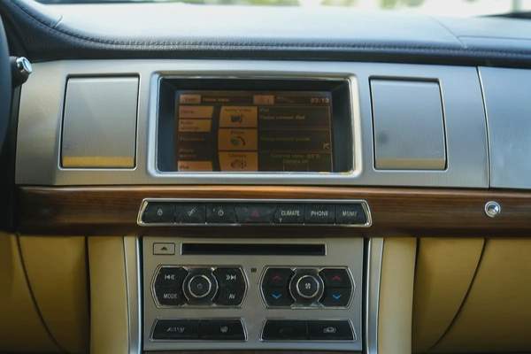 JAGUAR XF LUXURY 2013!! GCC SPECS!! FULL SERVICE HISTORY FROM AL TAYER