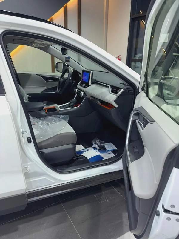TOYOTA RAV4 ADVENTURE 2.5L PETROL FULL 2025YM تويوتا راف4 ادفانشر فل اوبشن مكينه 2500 بنزين