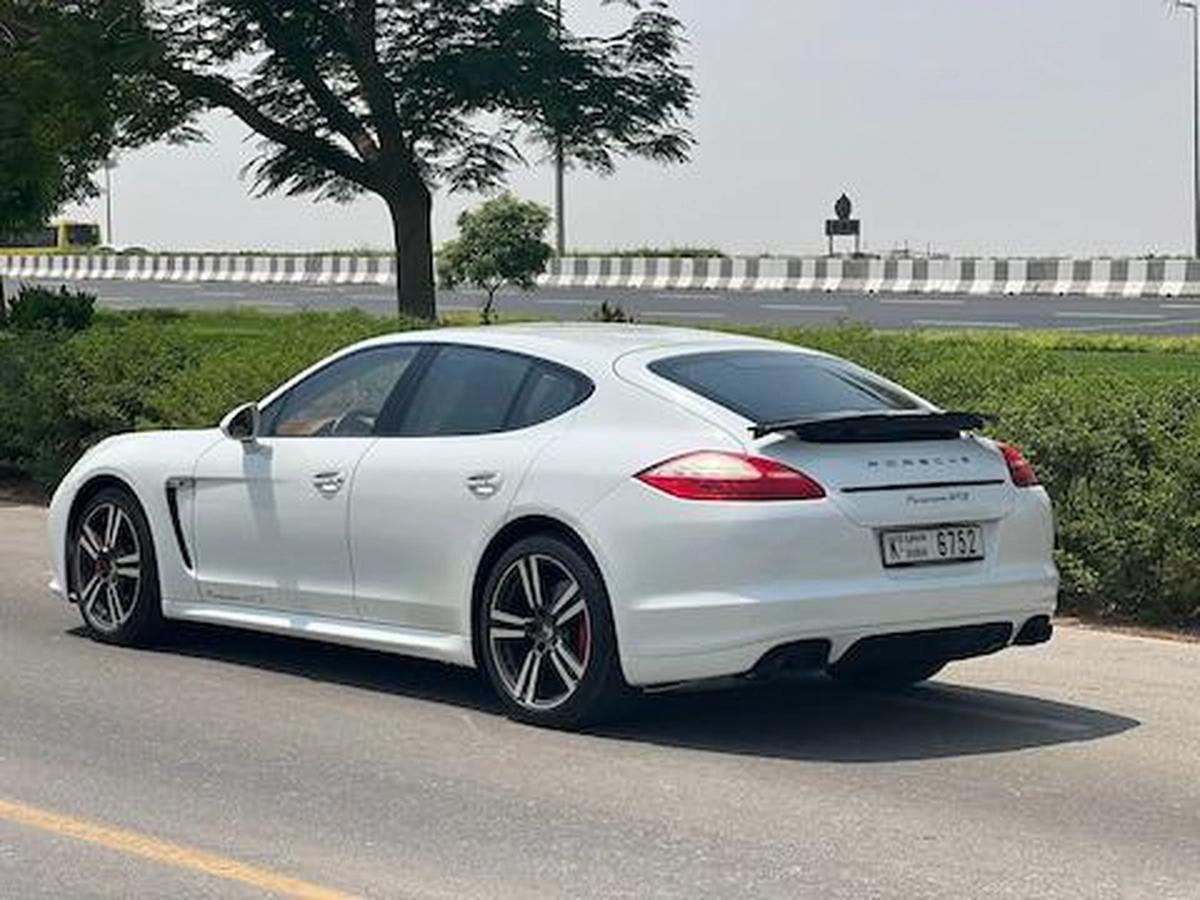 PORSCHE PANAMERA. GTS-2-2
