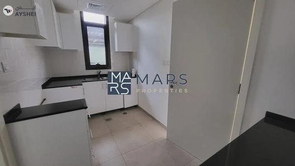 Spacious, Luxury 3 Bedroom Townhouse with Close Kitchen Available For Rent