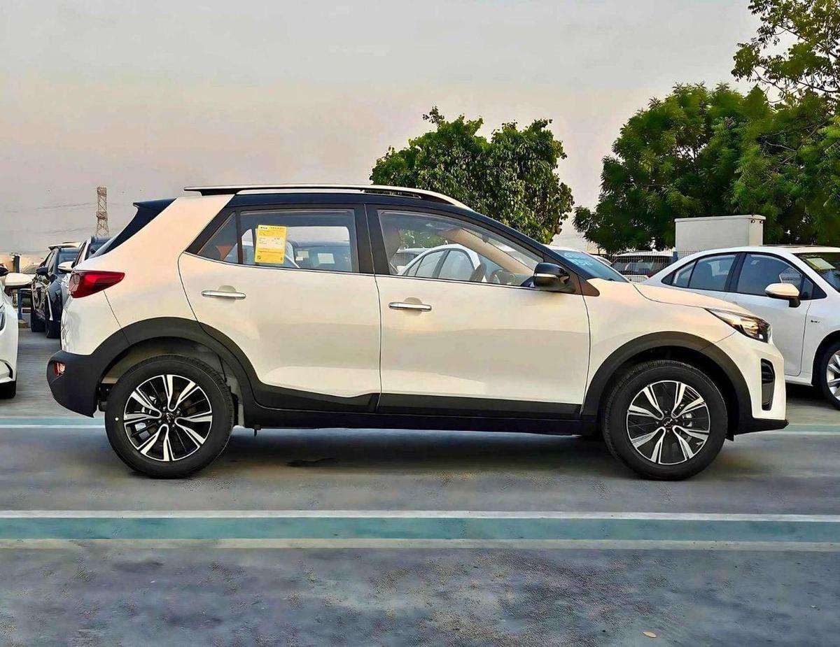 Kia KX1 DUAL TONE | 1.4L V4 PETROL | CVT WITH SUNROOF | PUSH START | DVD CAMERA | CODE # KX1FT-4-4
