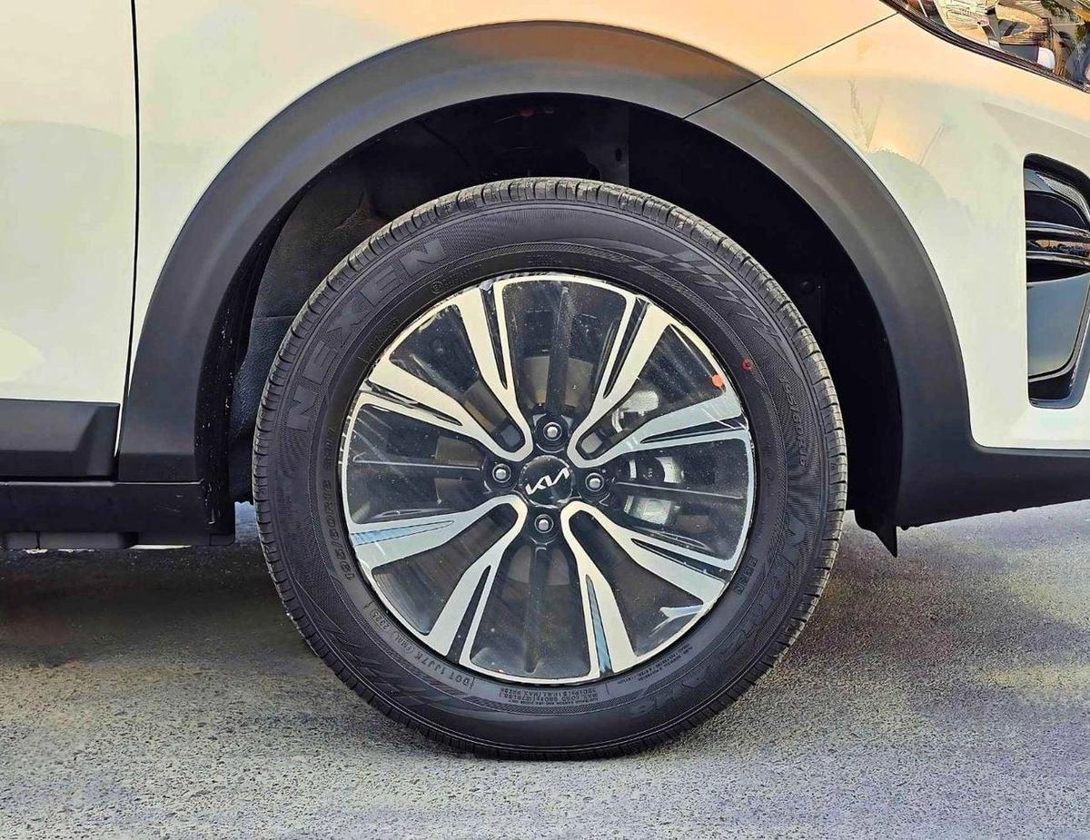 Kia KX1 DUAL TONE | 1.4L V4 PETROL | CVT WITH SUNROOF | PUSH START | DVD CAMERA | CODE # KX1FT-15-15