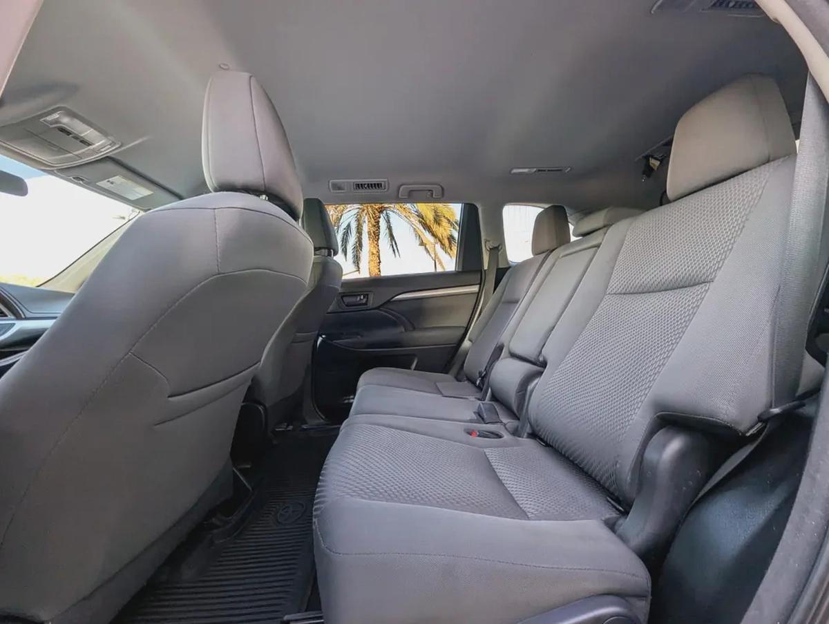 TOYOTA HIGHLANDER 2018 LE V6 3.5L 7 SEATER IN EXCELLENT CONDITION-4-4