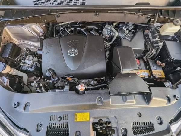 TOYOTA HIGHLANDER 2018 LE V6 3.5L 7 SEATER IN EXCELLENT CONDITION