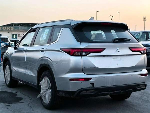 Mitsubishi Outlander 5P-M-LINE 2.5L SUV FWD 5Doors
