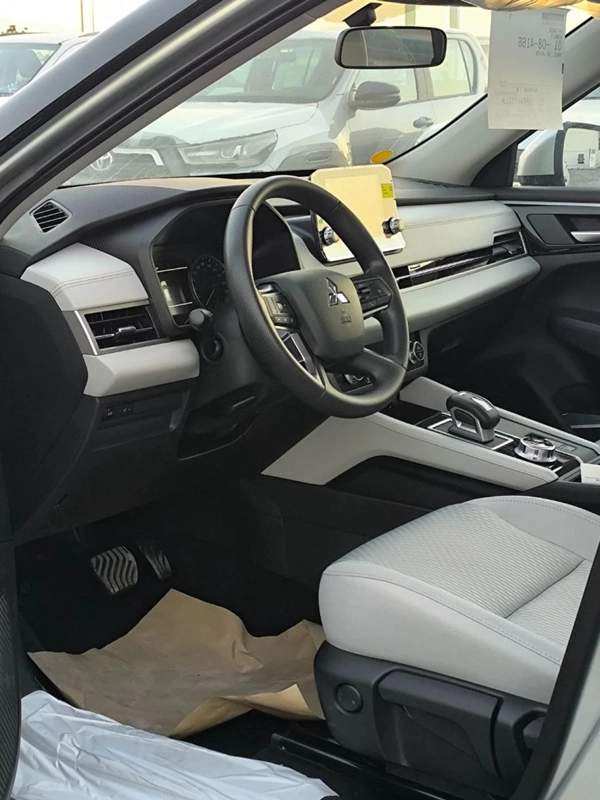 Mitsubishi Outlander 5P-M-LINE 2.5L SUV FWD 5Doors