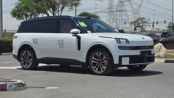 Lynk & Co 900 (White)