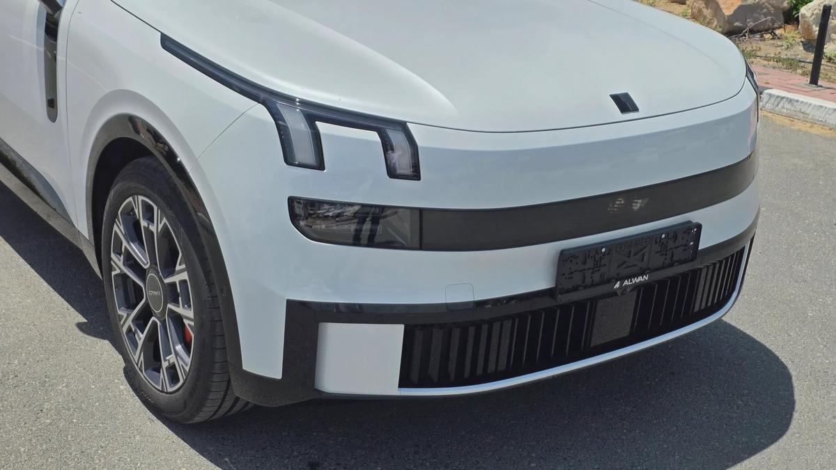 Lynk & Co 900 (White)-1-1