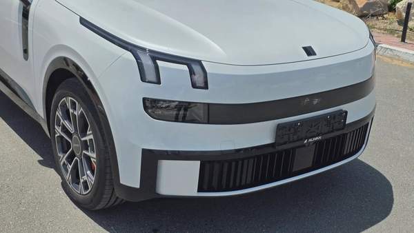 Lynk & Co 900 (White)