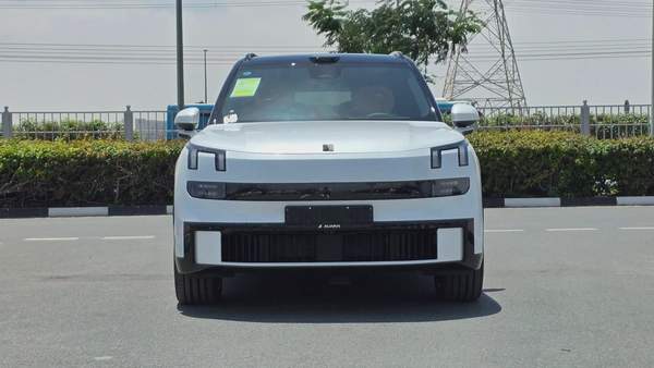 Lynk & Co 900 (White)