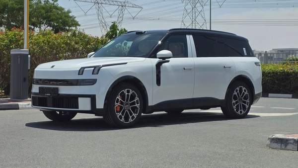 Lynk & Co 900 (White)