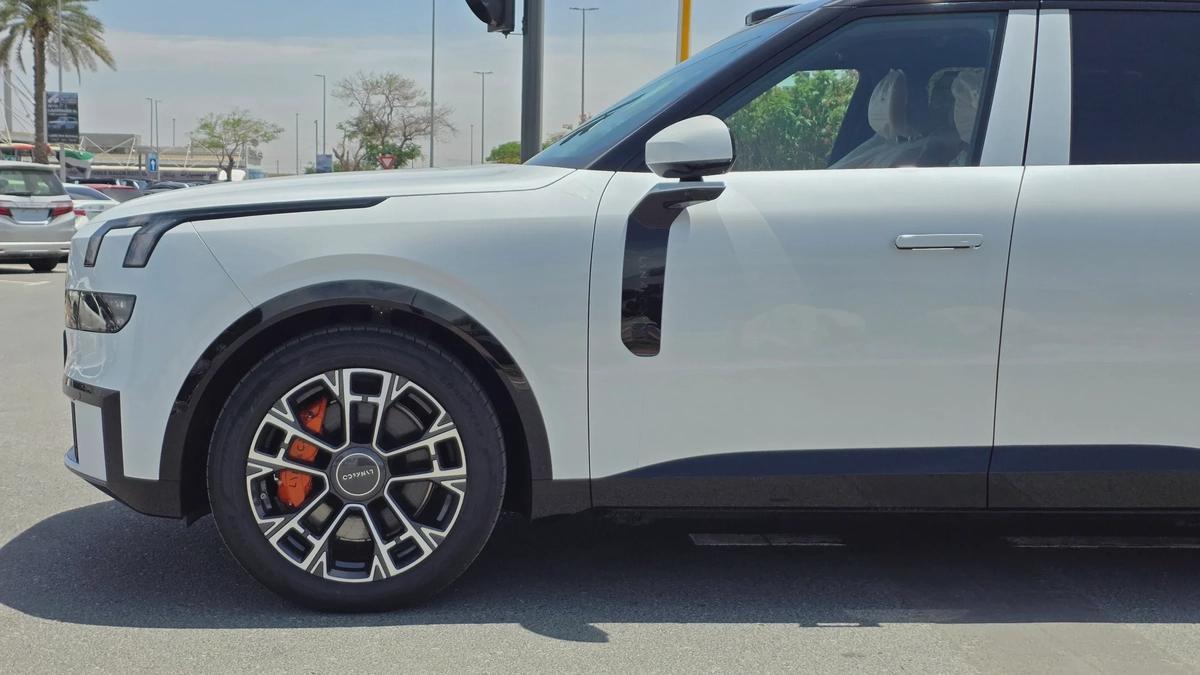 Lynk & Co 900 (White)-4-4