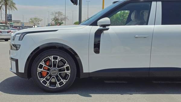 Lynk & Co 900 (White)