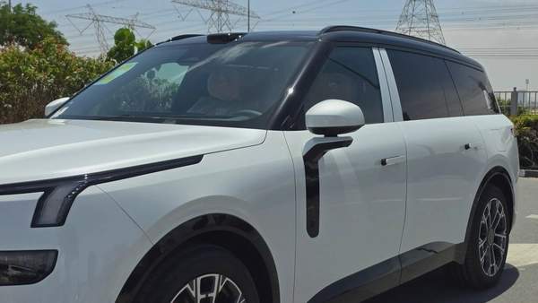 Lynk & Co 900 (White)