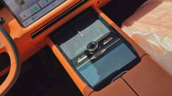 Lynk & Co 900 (White)