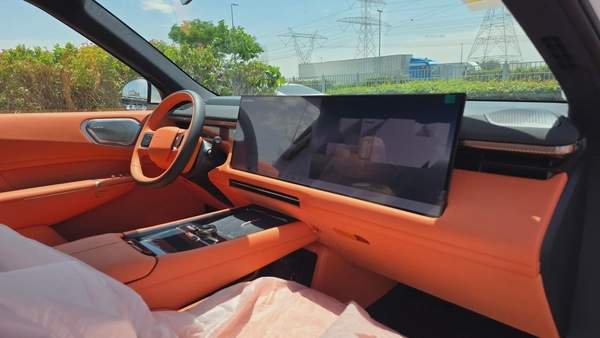 Lynk & Co 900 (White)