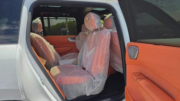 Lynk & Co 900 (White)