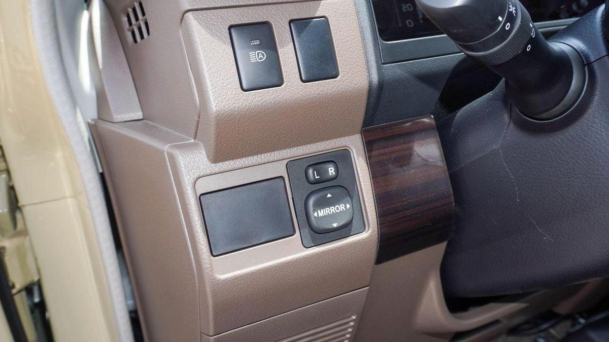 Toyota Land Cruiser 70 LX 4.0L V6 A/T-4-4