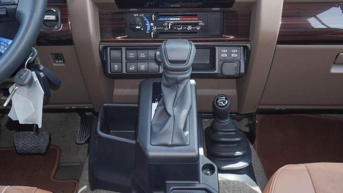 Toyota Land Cruiser 70 LX 4.0L V6 A/T-7-7