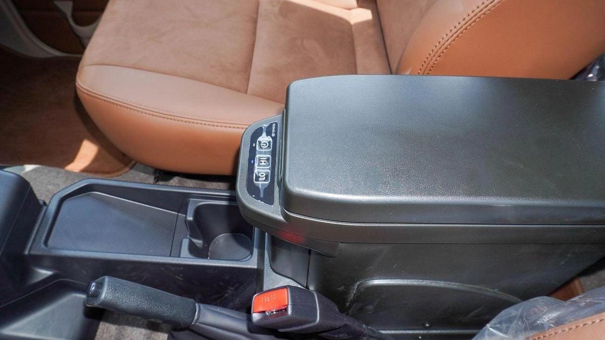 Toyota Land Cruiser 70 LX 4.0L V6 A/T-9-9