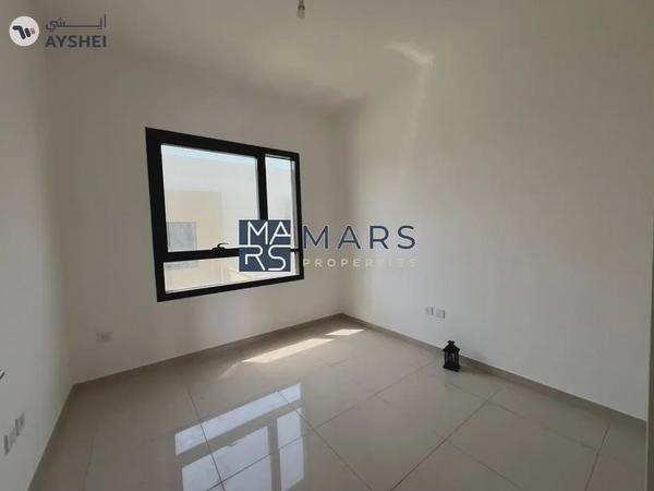 Spacious, Luxury 3 Bedroom Corner Townhouse with Close Kitchen Available For Rent