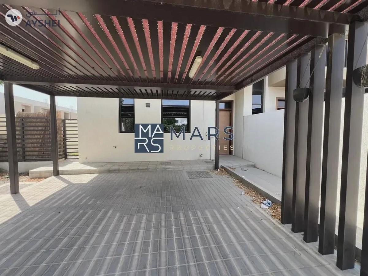 Spacious, Luxury 3 Bedroom Corner Townhouse with Close Kitchen Available For Rent-0-landscape