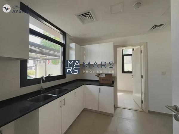Spacious, Luxury 3 Bedroom Corner Townhouse with Close Kitchen Available For Rent
