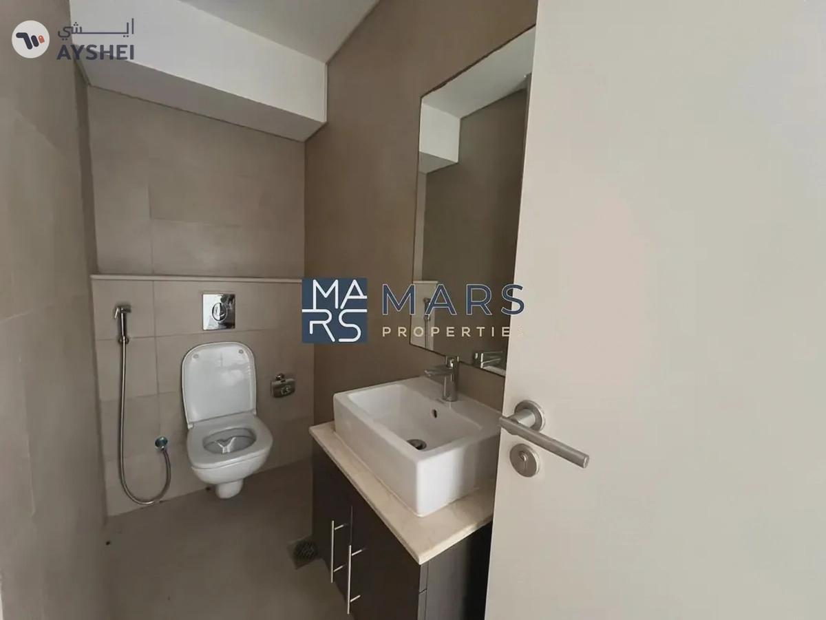 Spacious, Luxury 3 Bedroom Corner Townhouse with Close Kitchen Available For Rent-4-4