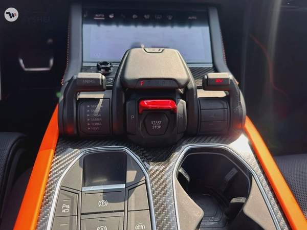 Lamborghini-URUS SE 2025