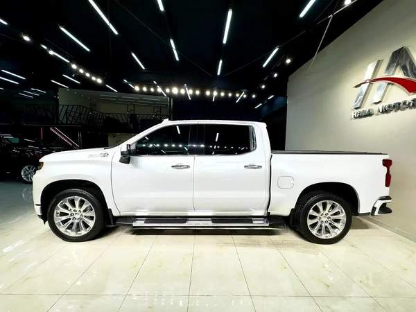 2022 - Chevrolet Silverado High Country - V8