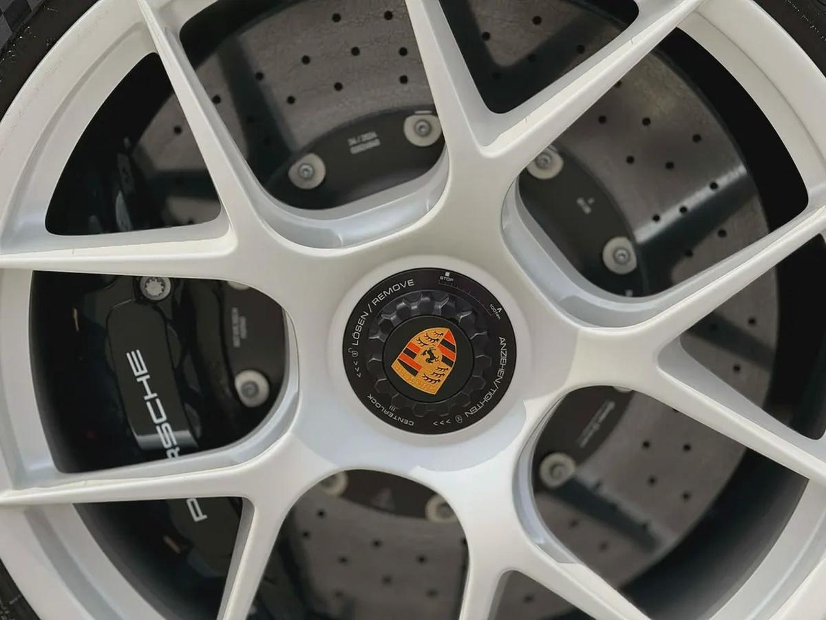 **2024**GERMAN SPEC NEAT AND CLEAN LESS KILOMETER-19-19