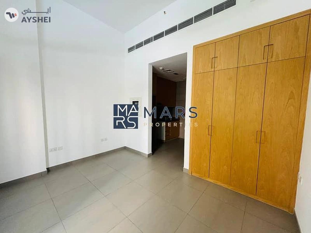 Charming Ground Floor Studio with Mini Garden!-16-16