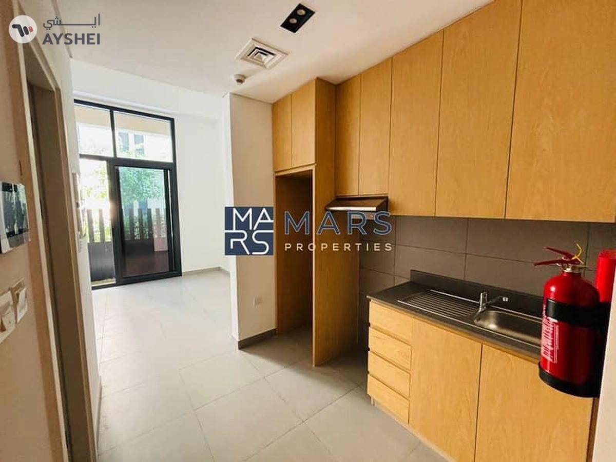 Charming Ground Floor Studio with Mini Garden!-8-8