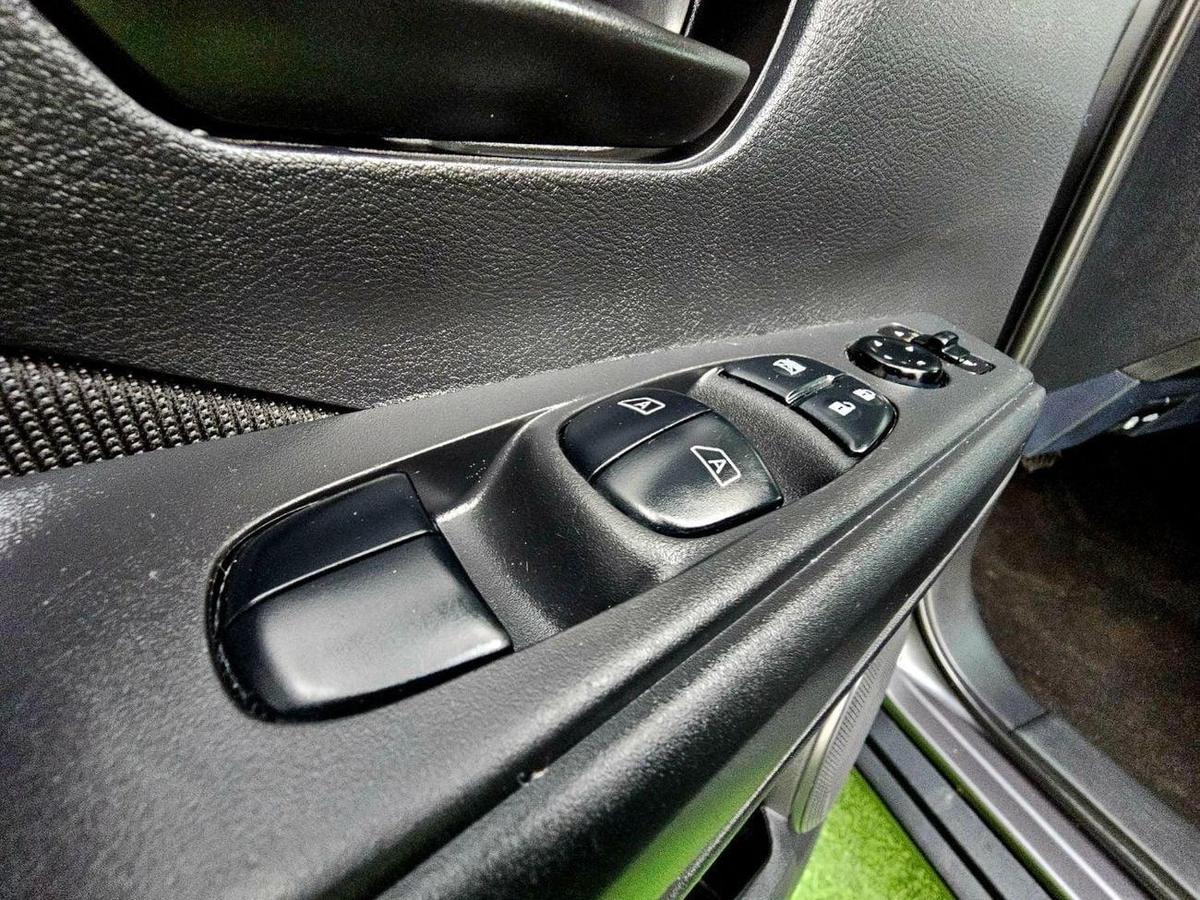 Nissan Kicks SV / 1.6 V4/ LOW MILEAGE / MINT CONDITION-14-14