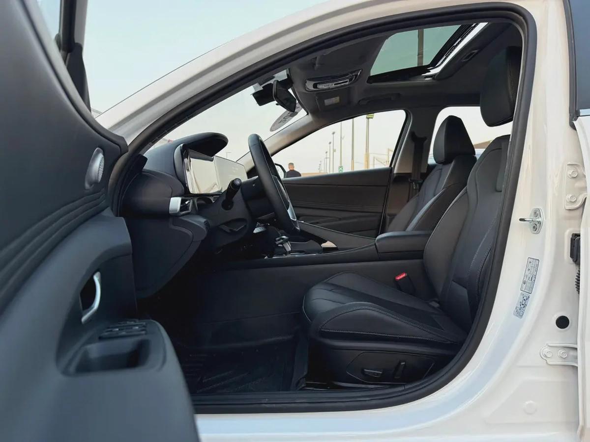 Hyundai Elantra, 2024 Chinese specs, fully loaded, top-of-the-line features, absolutely no accidents-6-6