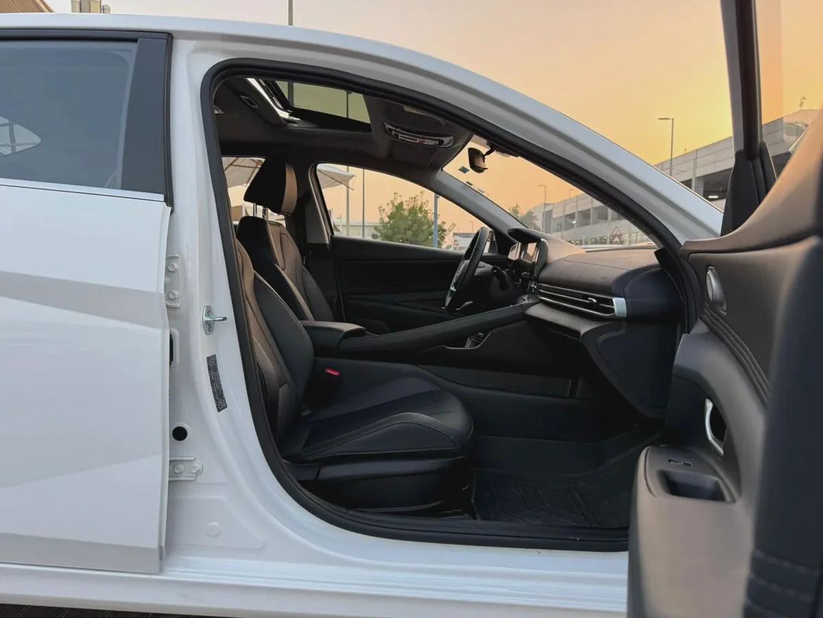 Hyundai Elantra, 2024 Chinese specs, fully loaded, top-of-the-line features, absolutely no accidents-8-8