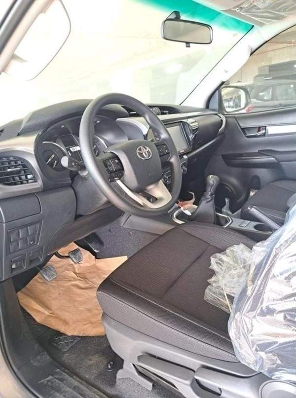Toyota Hilux HILUX SR5 2.7L MT PETROL