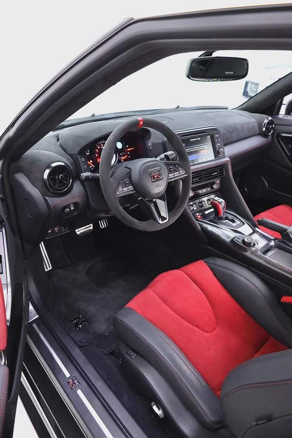 NISSAN GTR NISMO FULL CARBON + SPECIAL RECARO SEATS + FULLY LOADED