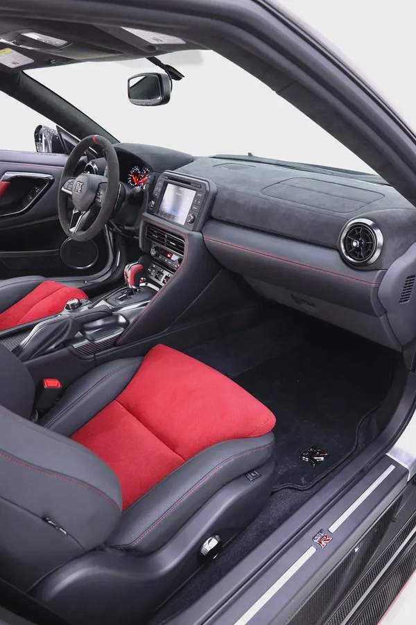 NISSAN GTR NISMO FULL CARBON + SPECIAL RECARO SEATS + FULLY LOADED