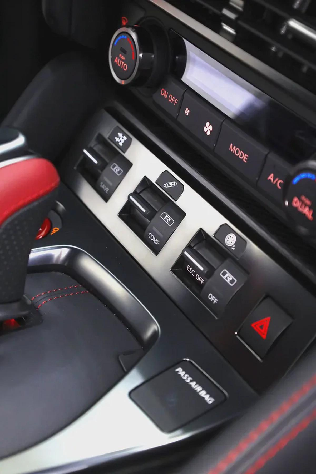 NISSAN GTR NISMO FULL CARBON + SPECIAL RECARO SEATS + FULLY LOADED-17-17