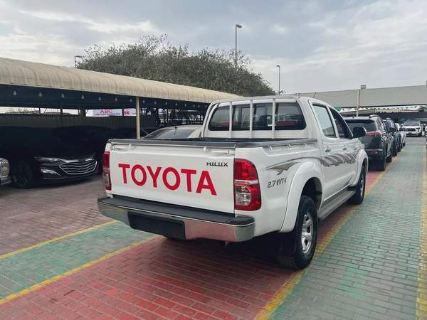 Toyota Hilux Double Cab DLS 2014 - GCC Specs - Reliable and Ready to Work!