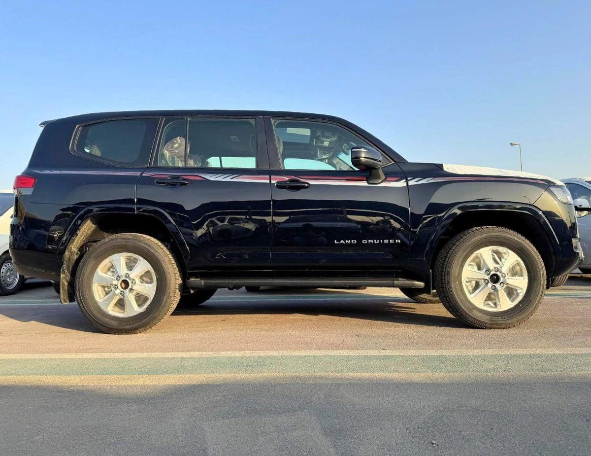 Toyota Land Cruiser GXR 3.5L Twin Turbo | Sunroof | Driver Power Seat | Digital Speed Meter (CODE # GXR33M-3-3