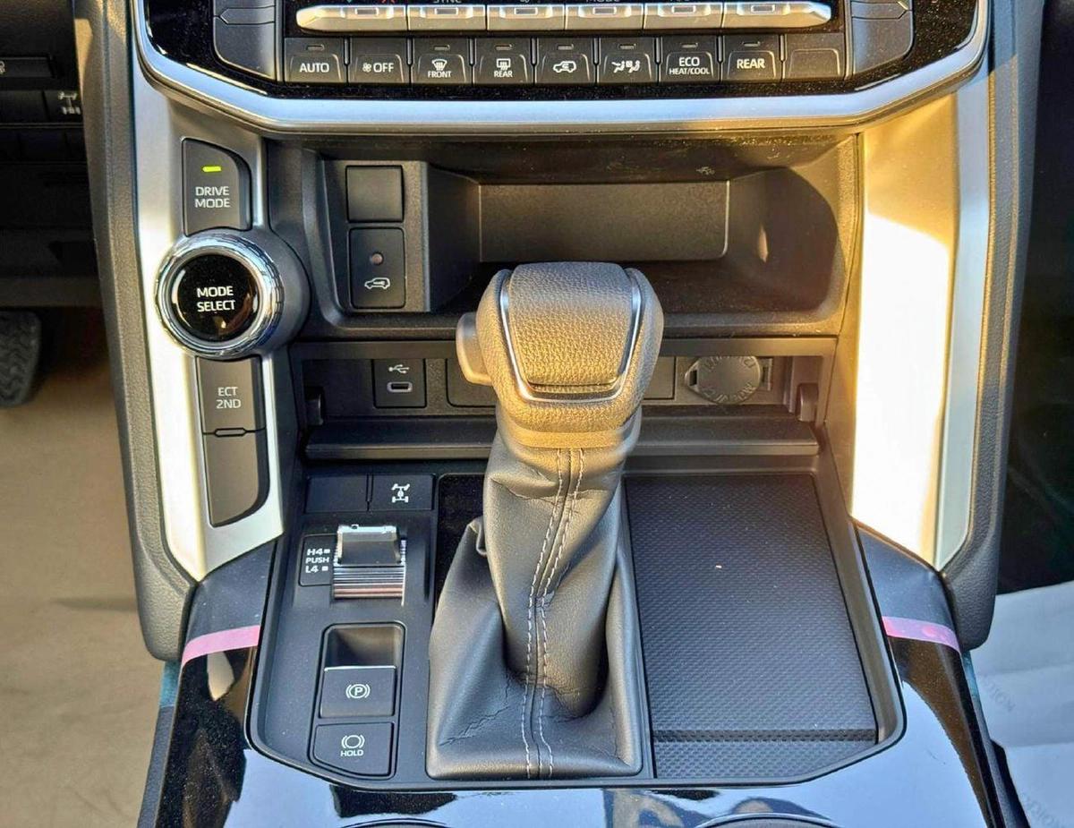 Toyota Land Cruiser GXR 3.5L Twin Turbo | Sunroof | Driver Power Seat | Digital Speed Meter (CODE # GXR33M-7-7