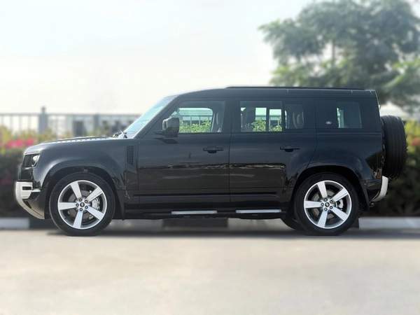 LAND ROVER DEFENDER HSE P400 | YEAR: 2023 | GCC SPECS | KMS: 121,000 | FULL SERVICE HISTORY UNDER WARRANTY