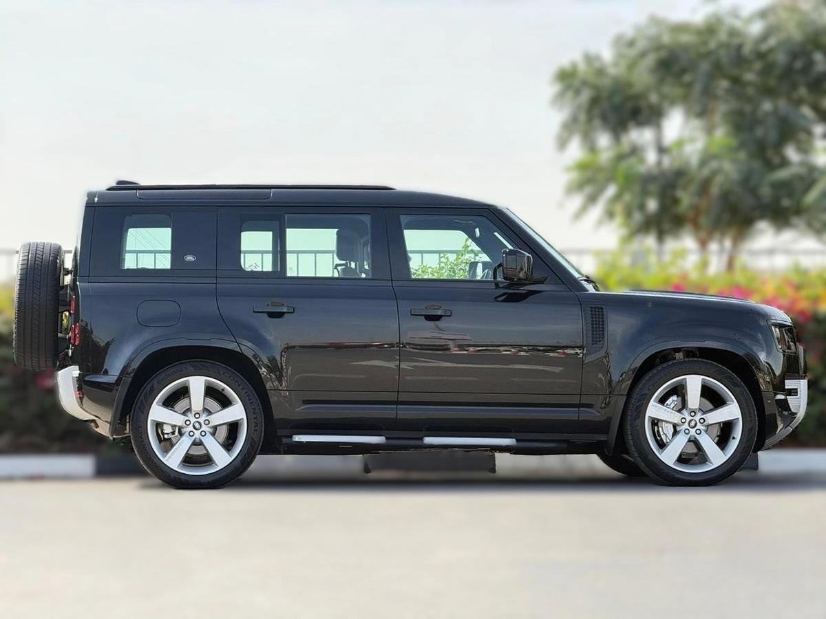 LAND ROVER DEFENDER HSE P400 | YEAR: 2023 | GCC SPECS | KMS: 121,000 | FULL SERVICE HISTORY UNDER WARRANTY-15-15